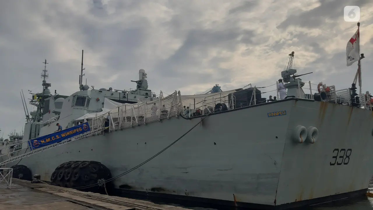Kapal perang HMCS Winnipeg milik Kanada di Tanjung Priok.