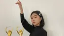 Raih penghargaan Ami Awards 2021, Isyana tampil mengenakan dress panjang hitam berkerah cheongsam dengan kancing depan dan detail lengan bergelembung. (Instagram/isyanasarasvati).