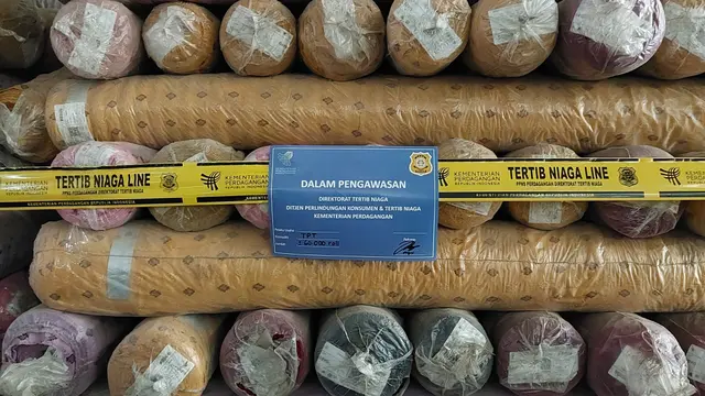 Menteri Perdagangan Budi Santoso kembali menyita barang impor ilegal, Jumat (8/11/2024). (Foto: Liputan6.com/Arief RH)
