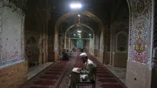 Umat Muslim membaca kitab suci Al Quran saat mereka melaksanakan Itikaf, selama sepuluh hari terakhir bulan Ramadan, di salah satu masjid, di Peshawar, Pakistan, Selasa 10 Maret 2026. Ramadan merupakan bulan mulia penuh berkah. (AP Photo/Muhammad Sajjad)