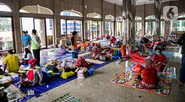 Warga korban banjir Cipinang Melayu beristirahat saat mengungsi di Masjid Universitas Borobudur, Jakarta, Minggu (21/2/2021). Sebanyak 60 orang warga dari RW 04 Kelurahan Cipinang Melayu mengungsi karena permukimannya terendam banjir akibat luapan air Kali Sunter. (Liputan6.com/Faizal Fanani)