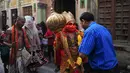 Seorang pria berpakaian seperti dewa Hanoman memberkati warga setempat saat festival Jayanti di Allahabad, India (18/10). Di India, hanoman dipuja sebagai dewa pelindung dan beberapa kuil didedikasikan untuk memuja dirinya. (AFP Photo/Sanjay Kanojia)