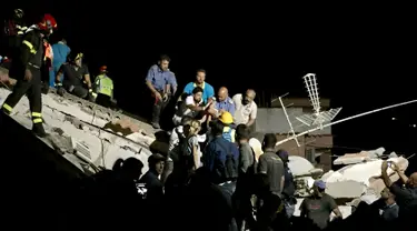 Petugas menyelamatkan bayi setelah gempa melanda pulau wisata di Ischia, di lepas pantai Napoli, Italia (21/8). Gempa berkekuatan 4.0 skala Richter (SR) membuat beberapa bangunan hancur. (AFP Photo/Mauro Pagnano)