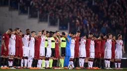 Para pemain memberikan penghormatan atas meninggalnya pemain Fiorentina, Davide Astori sebelum laga Serie A di Olympic Stadium, Roma, (9/3/2018). Roma menang 3-0. (AFP/Filippo Monteforte)