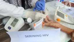 Warga melakukan tes HIV saat kegiatan skrining penyakit tuberkulosis (TBC) di Kantor Kecamatan Cipayung, Depok, Jawa Barat, Rabu (4/1/2023). Kementerian Kesehatan (Kemenkes) RI melakukan skrining besar-besaran untuk menemukan 500 ribuan orang yang belum diobati dan berisiko menjadi sumber penularan penyakit TBC. (merdeka.com/Arie Basuki)