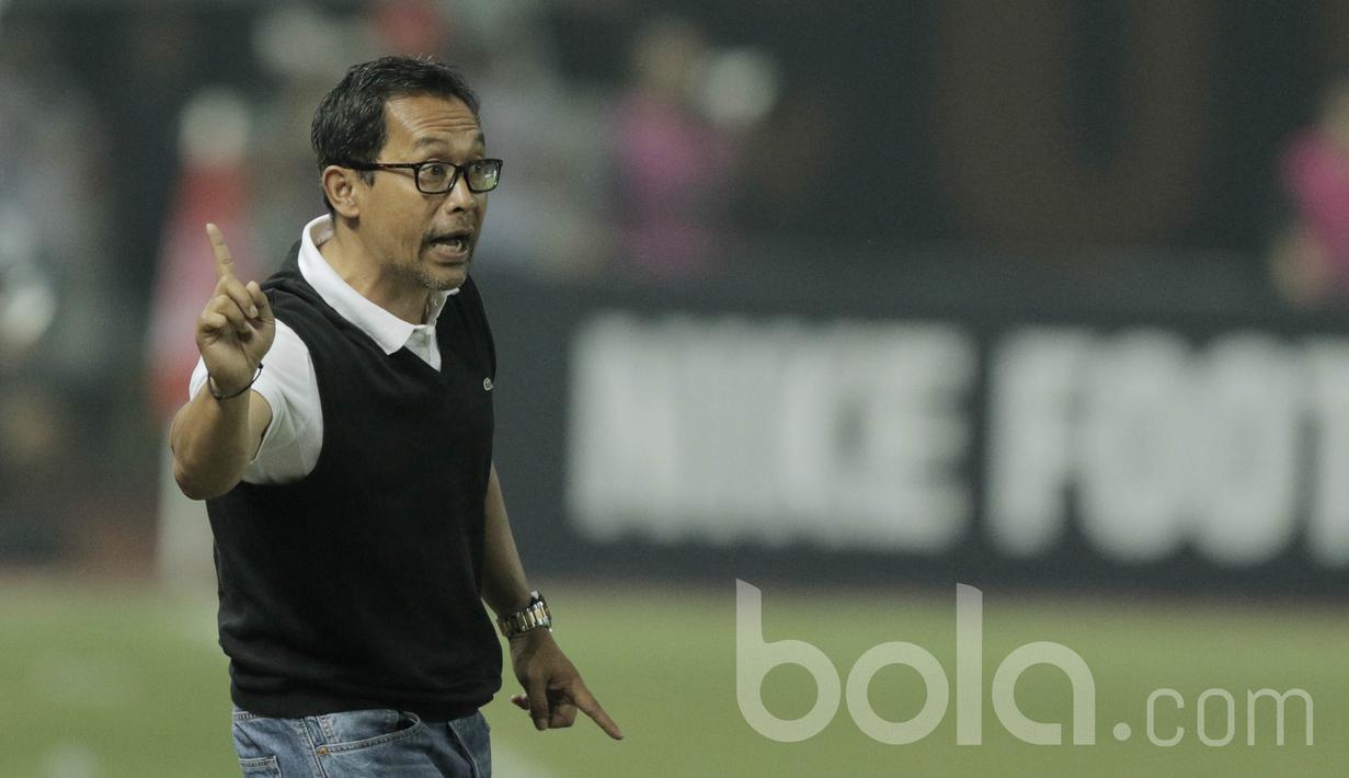Pelatih Arema, Aji Santoso, memeberikan arahan kepada anak asuhnya saat melawan Persija pada laga lanjutan liga 1 Indonesia di Stadion Patriot, Bekasi, Jumat (02/06/2017). Persija menang 2-0. (Bola.com/M Iqbal Ichsan)