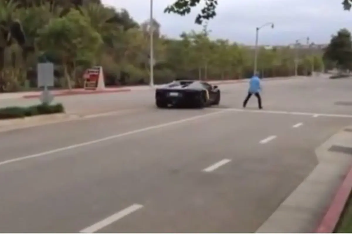 Aksi Amukan Orang GIla Melempar Batu Ke Aventador