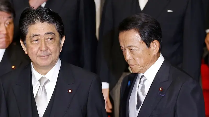 PM Jepang Shinzo Abe (kiri) dan Wakil PM Jepang Taro Aso (kanan)