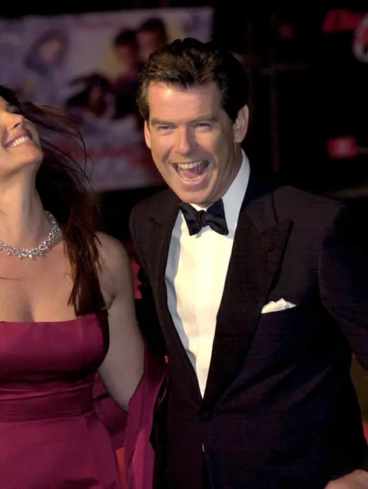 Rasa cinta Pierce Brosnan yang sangat besar kepada istrinya tentunya membuat iri banyak orang. Bahkan ancaman menyeramkan pun menjadi manis jika kita tahu dibalik maknanya. (Bintang/EPA)