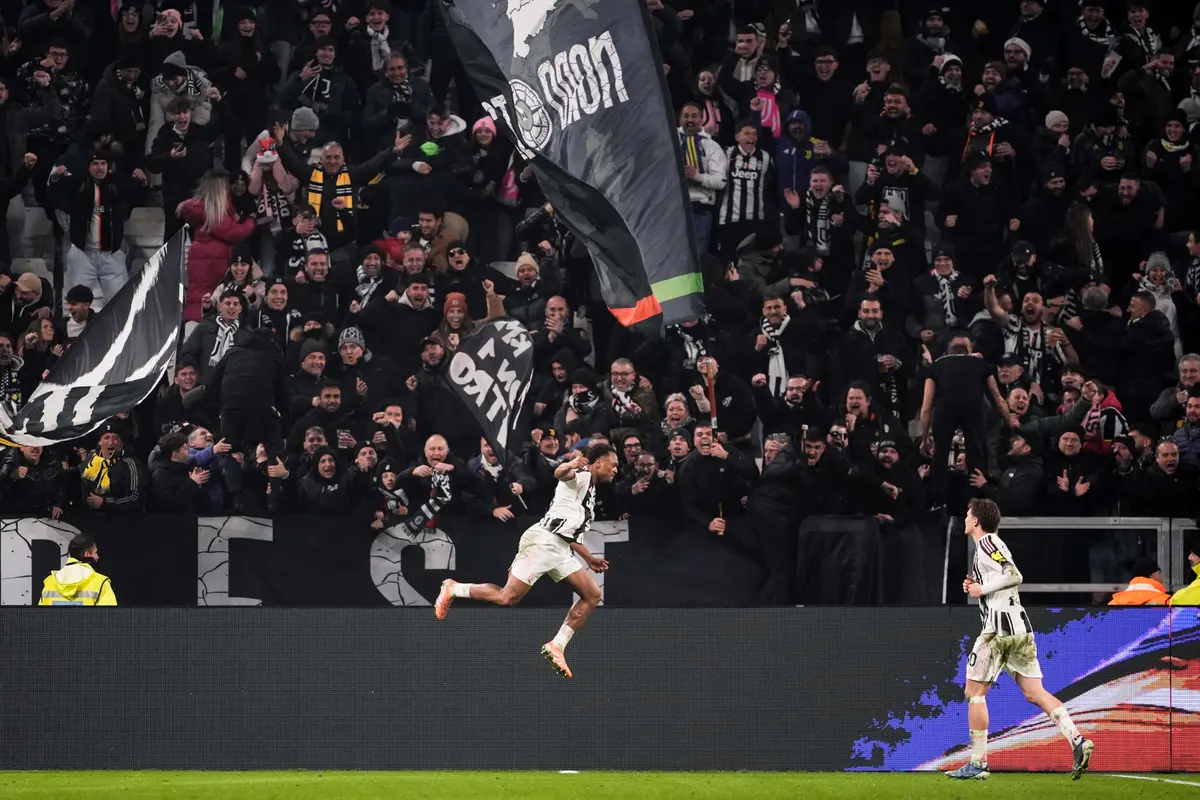 Selebrasi Lois Openda usai mencetak gol di laga Juventus vs AS Roma di pekan ke-16 Liga Italia 2025/2026 di Allianz Stadium, Minggu (21/12/2025). (Fabio Ferrari/LaPresse via AP)