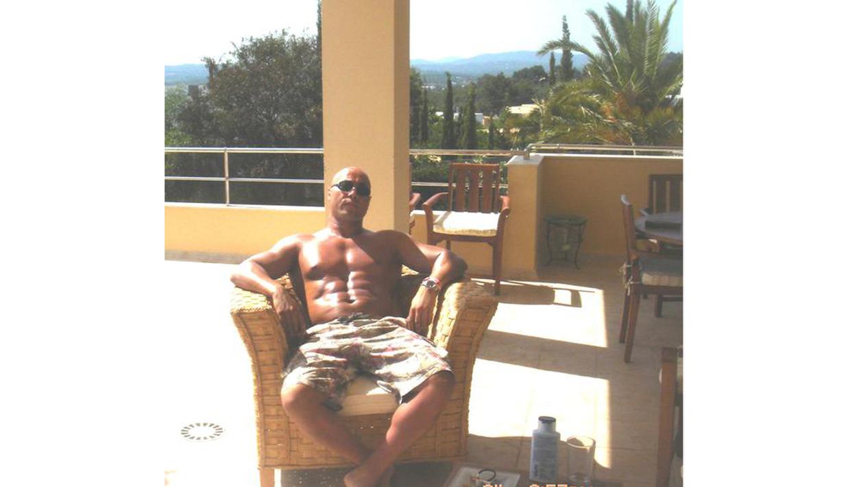 Amokrane Kiane Sabet tengah bersantai  saat liburan di Ibiza (Bola.com/myspace.com/kiane sabet)