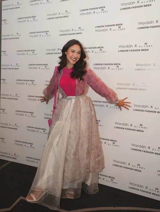 Tampil tampil bright dengan atasan pink turtleneck, dipadukan outer organza dan long skirt putihnya, penampilan Yasmin Napper ini curi perhatian. (FOTO: instagram.com/yasminnapper/)