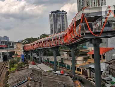 Pemandangan Skybridge Kebayoran Lama, Jakarta Selatan, Kamis (26/1/2023). Pemprov DKI Jakarta akan meresmikan Skybridge Kebayoran Lama yang akan menghubungkan Halte Transjakarta Velbak ke Stasiun Kebayoran Lama. (Liputan6.com/Angga Yuniar)