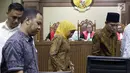 Gubernur Jawa Timur Khofifah Indar Parawansa (tengah) usai mengucapkan sumpah sebagai saksi pada sidang lanjutan suap seleksi pengisian jabatan di Kementerian Agama dengan terdakwa Haris Hasanuddin dan M Muafad Wirahadi, Pengadilan Tipikor, Jakarta, Rabu (3/7/2019). (Liputan6.com/Helmi Fithriansyah)