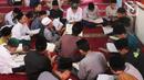 Sejumlah santri membaca Alquran atau bertadarus di pondok pesantren kawasan Tangerang, Senin, (26/4/2021). Bulan Ramdhan banyak dimanfaatkan para santri tersebut untuk mematangkan hafalan Alquran hingga khatam. (Liputan6.com/Angga Yuniar)
