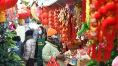 Seorang wanita membeli pernak-pernik dekorasi menjelang Hari Tahun Baru di sebuah pasar di Qingdao, di provinsi Shandong timur China pada 25 Desember 2022. Warga China mulai berburu pernak-pernik Tahun Baru seperti lampion, kartu tahun baru, baju, dan hiasan rumah. (AFP/STR)
