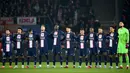<p>Para pemain PSG mengheningkan cipta untuk memperingati para korban gempa bumi yang melanda Turki dan Suriah, sebelum pertandingan leg pertama babak 16 besar Liga Champions di stadion Parc des Princes di Paris pada 15 Februari 2023. (AFP/Franck Fife)</p>