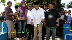 Menteri Desa, PDT dan Transmigrasi Marwan Jafar (tengah) meresmikan jembatan di Desa Huntu Barat, Gorontalo, Minggu (10/1/2016). Pembangunan jembatan ini menggunakan dana desa dengan sistem padat karya. (Foto; Wahyu Wening/Humas Kemendes)