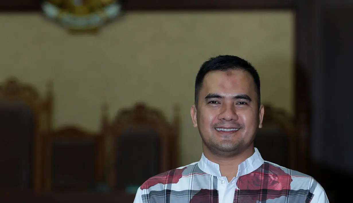 ‎"Saya menunggu ketuk palu, sudah nggak sabar. Karena inshaa Allah kalau nggak ada halangan, minggu depan tuntutan. Makanya saya doa terus, karena sudah capek juga," aku Saipul Jamil, di PN Jakarta Pusat, Rabu (12/7/2017). (Deki Prayoga/Bintang.com)