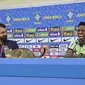 Ada seeokor kucing yang tiba-tiba menaiki meja yang ditempati Vinicius Junior dan staf media Timnas Brasil. (AFP/Nelson Almeida)