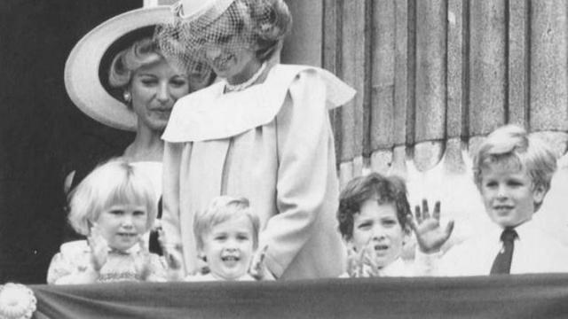 Putri Diana dan anak-anaknya saat berada di istana (AP)