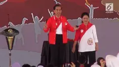 Presiden Joko Widodo memperingati Hari Anak Nasional di Pekanbaru. Tidak hanya berpesan, Jokowi juga menghibur dengan atraksi sulap.