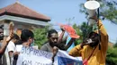 Ikatan Mahasiswa Pelajar dan Masyarakat Papua (IMMAPA) menyampaikan orasi saat berunjuk rasa di Lapangan Niti Mandala, Denpasar, Bali, Kamis (22/8/2019). Mereka menyesalkan tindakan rasis yang terjadi di Surabaya dan meminta pelaku ditindak. (SONNY TUMBELAKA/AFP)
