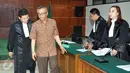 Alex Usman (kedua kiri) bersama kuasa hukumnya saat berada di ruang sidang Pengadilan Tipikor, Jakarta, Kamis (29/10/2015). Alex Usman didakwa merugikan keuangan negara sejumlah Rp81.433.496.225. (Liputan6.com/Helmi Afandi)