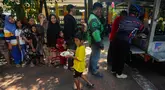 Warga antre mendapatkan sepiring nasi sayur dan lauk pauk saat pembagian makan siang gratis di wilayah Jati Padang, Pasar Minggu, Jakarta Selatan, Selasa (13/8/2024). (merdeka.com/Arie Basuki)