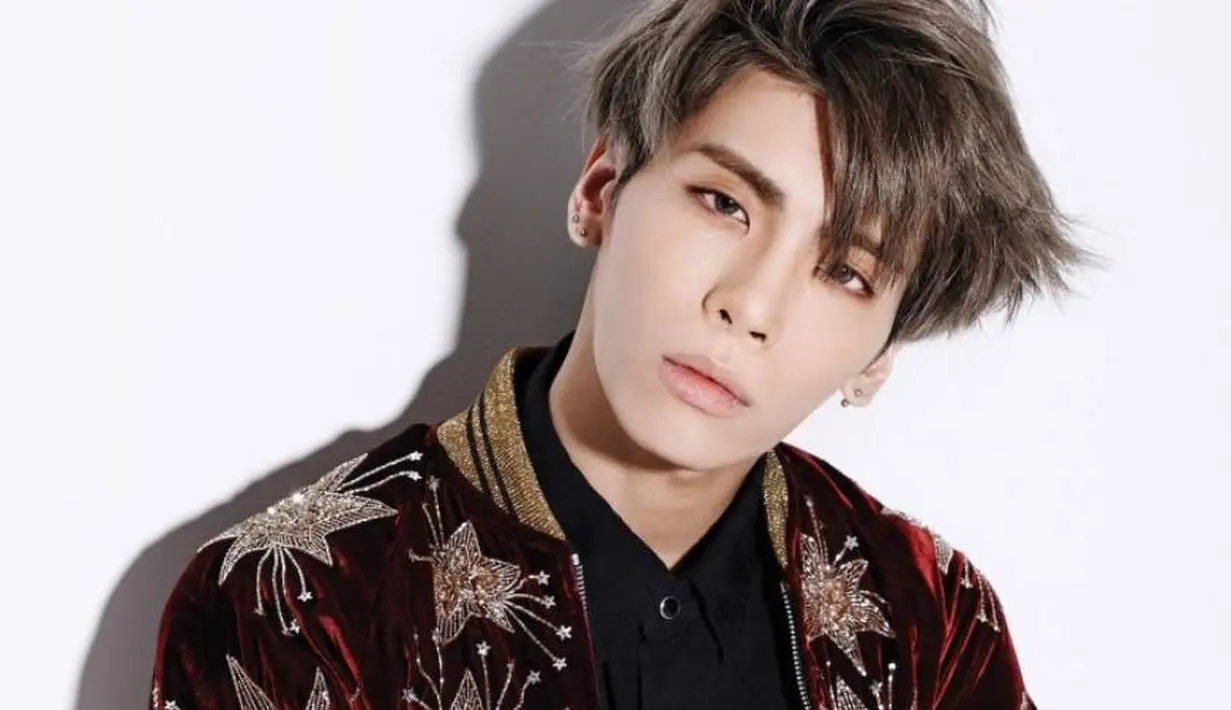 Para fans SHINee dikejutkan dengan kabar Jonghyun SHINee yang ditemukan tak sadarkan diri di apartemennya. (foto: allkpop.com)