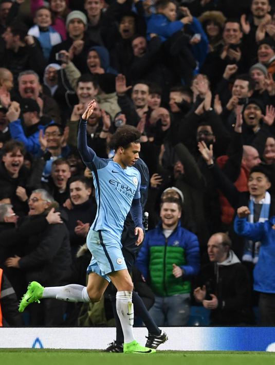 Gelandang Manchester City, Leroy Sane melakukan selebrasi usai mencetak gol ke gawang AS Monaco pada pertandingan Leg pertama 16 besar Liga Champions di stadion Etihad, Inggris (22/2). City menang atas AS Monaco 5-3. (AFP Photo / Paul Ellis)