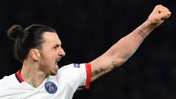 Ekspresi striker PSG, Zlatan Ibrahimovic, setelah mencetak gol kemenangan ke gawang Chelsea dalam laga leg kedua babak 16 besar Liga Champions di Stadion Stamford Bridge, London, (9/3/2016). (AFP/Ben Stansall)). 