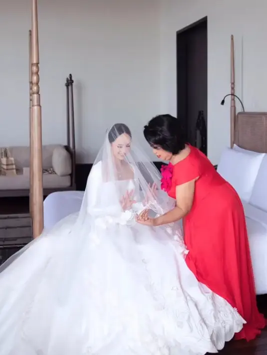 Pamela Bowie juga memilih mengenakan veil dengan bordiran 3D di gaun mewah lengan panjangnya. [@monicaivena]