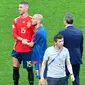 Gelandang Spanyol, David Silva menenangkan Sergio Ramos yang menangis usai pertandingan melawan Rusia di babak 16 besar Piala Dunia 2018 di Stadion Luzhniki, Moskow, Rusia (1/7). Spanyol kalah lewat adu penalti atas Rusia 3-4. (AFP Photo/Mladen Antonov)