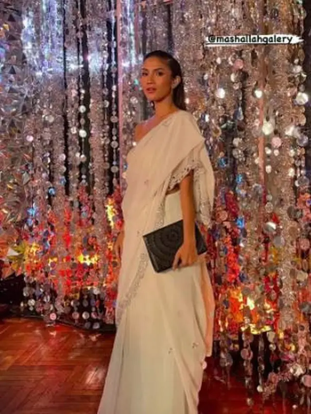 6 Potret Selebriti Hadiri Acara Diwali, Nikita Willy Tampil Serasi dengan Suami