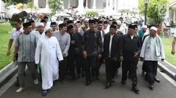 Presiden Joko Widodo  berjalan bersama para kiai dan habib se-Jadetabek  di Istana Negara, Jakarta, Kamis (7/2). Para kiai dan habib berharap Jokowi dapat melanjutkan pembangunan Indonesia. (Liputan6.com/Angga Yuniar)