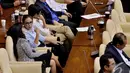 Anggota DPR kubu Koalisi Indonesia Hebat, Rieke Diah Pitaloka (dua dari kiri) saat menghadiri sidang paripurna, Jakarta, Selasa (4/11/2014). (Liputan6.com/Andrian M Tunay)