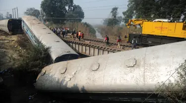 Sebuah kereta yang tergelincir di Kanpur, India utara, Rabu (28/12). Peristiwa tersebut mengakibatkan 2 orang tewas dan 43 lainnya luka-luka. (AFP PHOTO / SANJAY Kanojia)