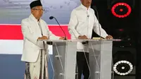 Capres nomor urut 01 Joko Widodo dan Cawapres Ma'ruf Amin menyampaikan visi dan misi selama Debat Pilpres 2019 kelima, Jakarta, Sabtu (13/4). Debat kelima merupakan debat terakhir dalam masa kampanye dan mengambil tema Ekonomi, Kesejahteraan Sosial, Keuangan dan Investasi. (Liputan6.com/Johan Tallo)