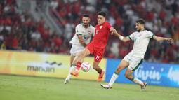 Pemain Timnas Indonesia, Ragnar Oratmangoen (tengah) berusaha melewati adangan dua pemain Irak, Rebin Sulaka (kiri) dan Suad Natiq pada laga Grup F putaran kedua Kualifikasi Piala Dunia 2026 zona Asia di Stadion Utama Gelora Bung Karno (SUGBK), Senayan, Jakarta, Kamis (6/6/2024). (Bola.com/M Iqbal Ichsan)
