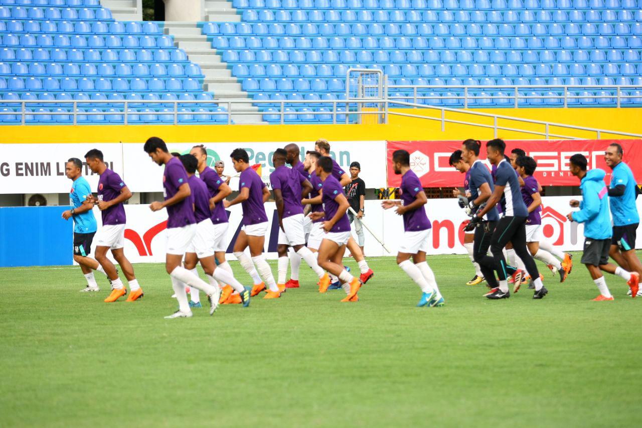 PSM Makassar bersiap menjelang laga melawan Sriwijaya FC. (Bola.com/Abdi Satria)