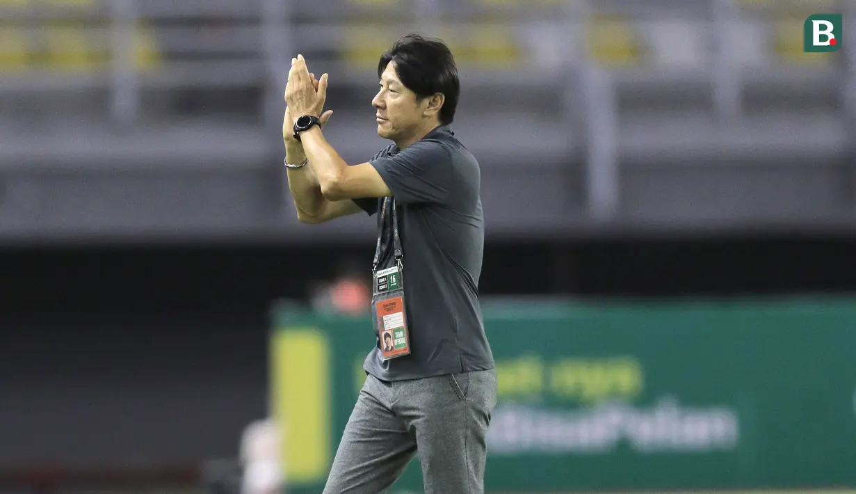 Selesai mengecek kondisi lapangan, Shin Tae-Yong berjalan ke pinggir lapangan sambil menyapa para penonton yang sudah mulai memadati Stadion Gelora Bung Tomo untuk memberikan dukungan kepada Timnas Indonesia U-20. (Bola.com/Ikhwan Yanuar)