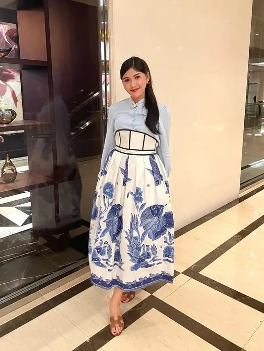 Cantik elegan Erina Gudono tampil dengan outfit bernuansa biru. Erina memadukan atasan lengan panjang berwarna biru muda dengan corset skirt bercorak batik yang bernuansa serasi. [Foto: Instagram/erinagudono]