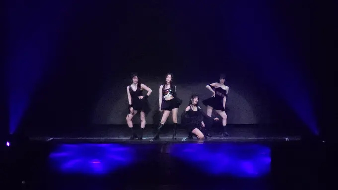 Penampilan Red Velvet dalam konsernya bertajuk R to V in Jakarta, Sabtu (20/5/2023). (Foto: Lanny Kusuma/Fimela)