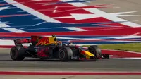 Pebalap Red Bull, Max Verstappen, batal meraih podium ketiga di F1 GP Amerika Serikat karena mendapatkan sanksi penalti lima detik setelah dianggap curang pada lap terakhir ketika menyalip Kimi Raikkonen. (Twitter/@F1)