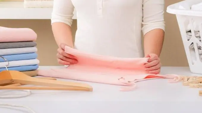 Pelipat Pakaian dari Kardus, Percepat Pekerjaan Ibu Rumah Tangga