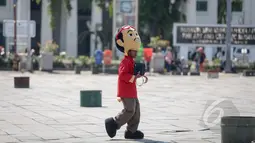 Seorang dengan mengunakan pakaian badut karakter film kartun di Taman Fatahillah, Jakarta, Rabu (6/5/2015). Tiap harinya seorang badut bisa mengantongi uang Rp 50 ribu hingga Rp 150 ribu. (Liputan6.com/Faizal Fanani)