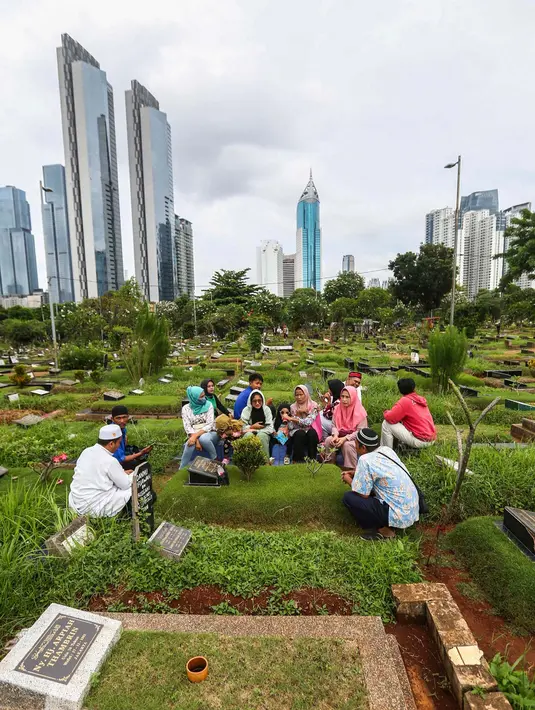 Sejumlah umat muslim berdoa di depan makam keluarga di Pemakaman Karet Bivak Jakarta, Minggu (3/3/2024). (Liputan6.com/Angga Yuniar)