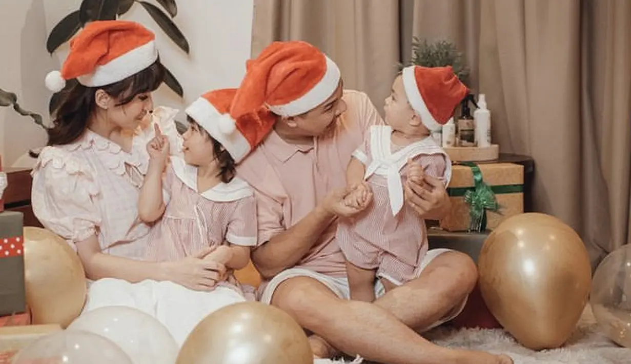 <p>Begitu pun ketika merayakan Natal, keluarga Alinske ini pun tampil kompak dengan busana serba pink lengkap dengan topi Santa Claus nya.@chelseaoliviaa</p>