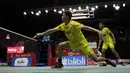 Ganda putra Indonesia, Rian Ardianto, berusaha memukul kok saat melawan rekan senegaranya pada Indonesia Masters 2019 di Istora Senayan, Jakarta, Jumat (25/1). Fajar / Rian gagal lolos ke semifinal. (Bola.com/Yoppy Renato)